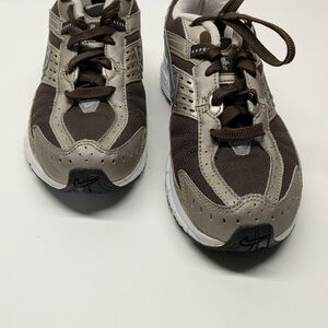 Nike Size 8 Impact Groove Shoe. Brown/Gray Colorway